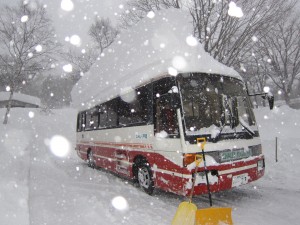 2014.12.18 降り続いた雪を載せたバス 